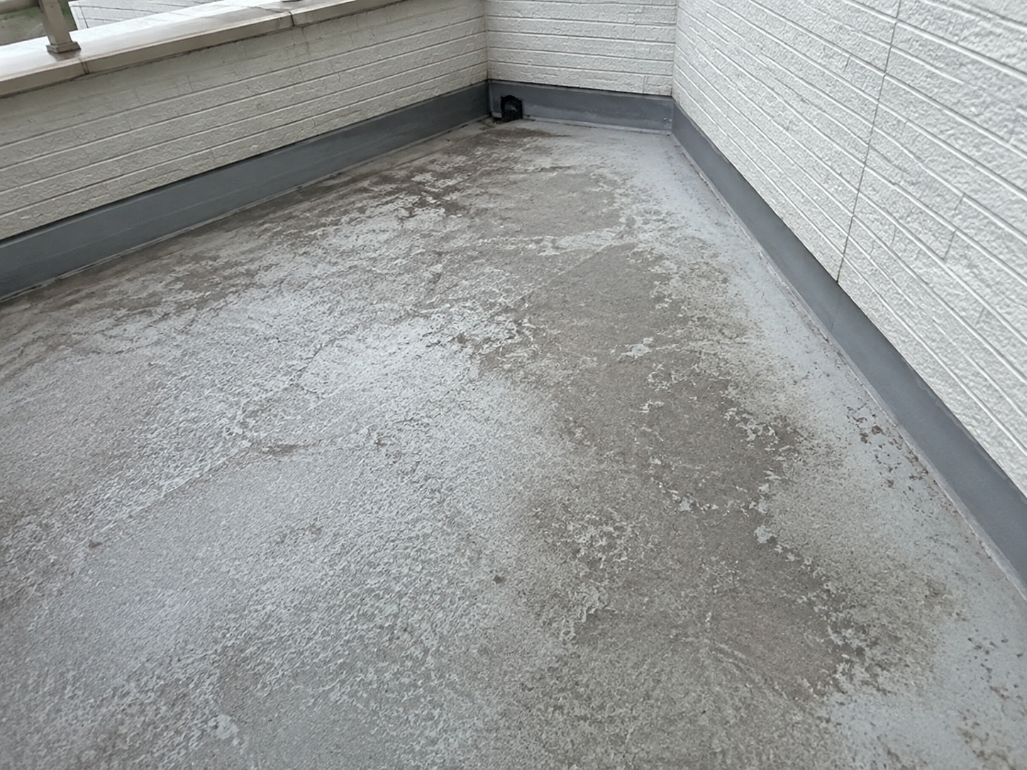 ベランダ床面の防水の傷み